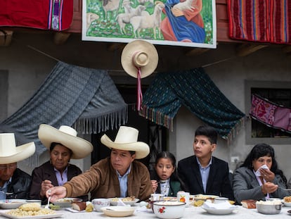 Pedro Castillo con su familia en Chota, Perú, en junio de 2021.