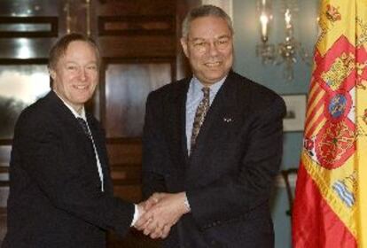 Josep Piqué, ayer en Washington, con el secretario de Estado norteamericano, Collin Powell.