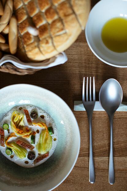 Salpicón de pepino encurtido y gamba de Málaga curada en sal, con calabacines con su flor, salmonete y almendra cruda. Es un plato del Mesón Sabor Andaluz que acompañan con pan y aceite de Alcalá del Valle (Cádiz).