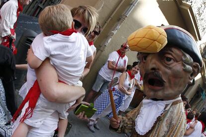 Un cabezudo durante el recorrido de la Procesión de San Fermín.