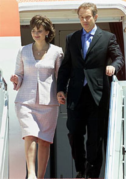 Blair desciende junto a su esposa del avión que le llevó a Washington.