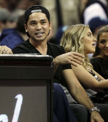 El golfista Jason Day con su mujer Ellie Day veían el partido desde la primera fila antes de la caída de James Lebron que causó lesiones a la esposa del jugador de golf.