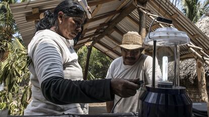 Norma Guerra instala el equipo solar 
a un vecino de Cachimbo. 