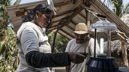 Norma Guerra instala el equipo solar
a un vecino de Cachimbo.