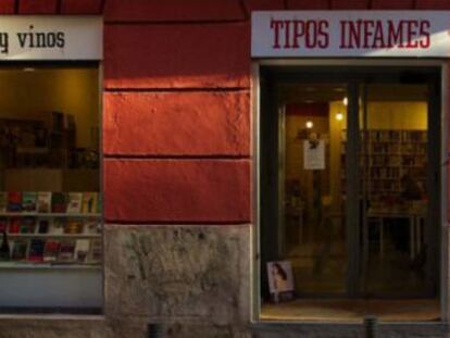 Estos caballeros de Tipos Infames que leen libros y beben vino en el centro de Madrid no tienen nada de malvados