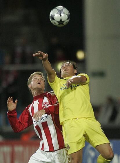 Cazorla lucha por el balón con Due.