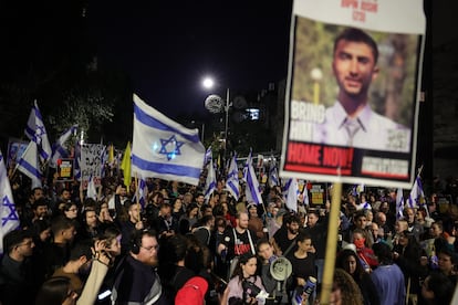 Protestas frente a la residencia de Netanyahu en Jerusalén este martes tras conocerse la destitución del ministro de Defensa, Yoav Gallant.