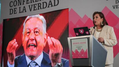 Xóchitl Gálvez habla sobre Andrés Manuel López Obrador, durante una de sus "Conferencias de la verdad", en Ciudad de México, el pasado 30 de enero.