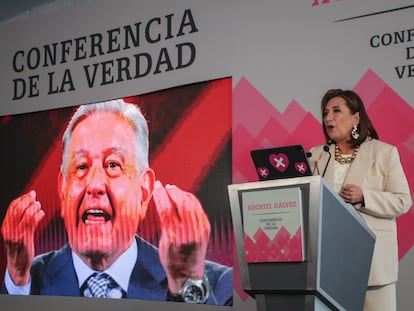 Xóchitl Gálvez habla sobre Andrés Manuel López Obrador, durante una de sus "Conferencias de la verdad", en Ciudad de México, el pasado 30 de enero.