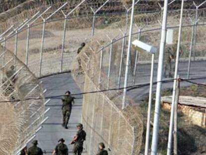 Militares españoles patrullan la doble valla fronteriza de Ceuta.