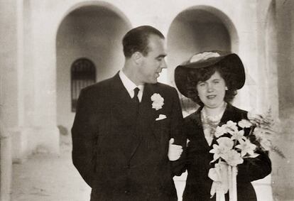 Antonio García y Matilde Montoya, el día de su boda, en la iglesia de San Andrés de Madrid.