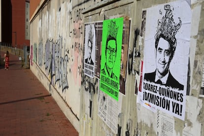 Carteles pidiendo la dimisión del consejero de Medio Ambiente, Juan Carlos Suárez Quiñones, por los incendios forestales en la provincia, esta semana en León.