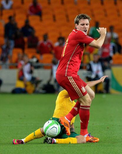 Monreal lucha por el balón con Furman.