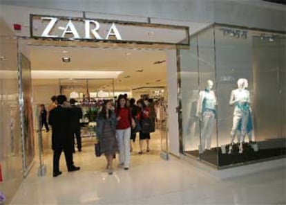 El grupo textil anuncia que dejará de vender pieles de animales en enero de 2005. En la foto, la tienda de Zara en Hong Kong.