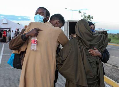 Refugiados de la guerra de Sudán llegan al aeropuerto de Nairobi, en Kenia, este jueves.