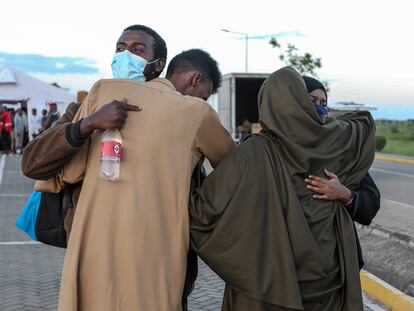 Refugiados de la guerra de Sudán llegan al aeropuerto de Nairobi, en Kenia, este jueves.