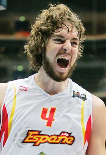 Pau Gasol muestra su alegría en un lance del partido frente a Lituania.