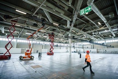 Grúas y operarios en el pabellón 26 de Berlin Messe –un recinto ferial en la capital alemana– comienzan el 1 de abril la instalación de un hospital para pacientes de Covid-19. Abrirá sus puertas a finales de abril y tendrá capacidad para 500 camas.