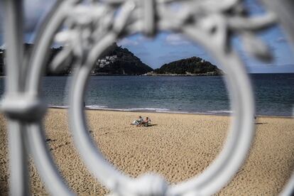 Vista de la playa de la Concha, en San Sebastián. Florencio Domínguez, presidente del Centro Memorial de Víctimas del Terrorismo, incide en que el principal problema para la convivencia es la ausencia de reconocimiento por la izquierda 'abertzale' de su pasada complicidad con ETA. “Afecta a la convivencia, a su papel como interlocutor político y a la memoria. Los jóvenes deben conocer la injustificable historia de ETA para que no se repita”, señala.