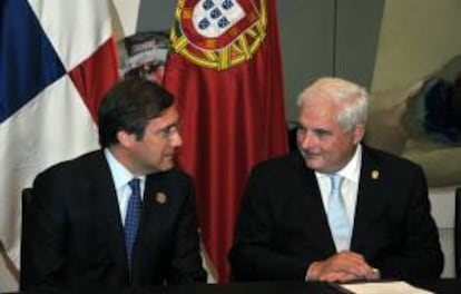 El primer ministro de Portugal, Pedro Passos (i), y el presidente de Panamá, Ricardo Martinelli (d), conversan luego de sostener una reunión bilateral este 18 de octubre de 2013, en Ciudad de Panamá (Panamá) donde participan en la XXIII Cumbre Iberoamericana de Jefes de Estado y de Gobierno.