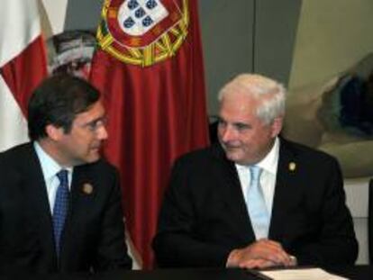 El primer ministro de Portugal, Pedro Passos (i), y el presidente de Panamá, Ricardo Martinelli (d), conversan luego de sostener una reunión bilateral este 18 de octubre de 2013, en Ciudad de Panamá (Panamá) donde participan en la XXIII Cumbre Iberoamericana de Jefes de Estado y de Gobierno.