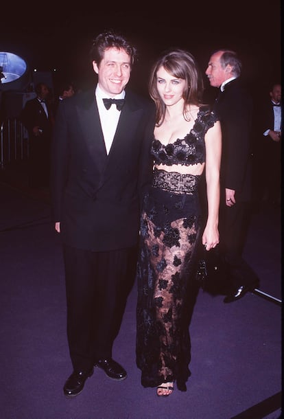 En 1997 se dejó ver con este dos piezas de encaje negro con clara vocación lencera que podría pertenecer a cualquier alfombra roja actual como perfecto ejemplo de naked dress y que aún hoy escandalizaría a más de uno. Eso sí, difícil lucirlo mejor que Liz.