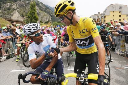 Chris Froome (d) saluda a Nairo Quintana antes del comienzo de la etapa 20 del Tour de Francia el 25 de julio de 2015.