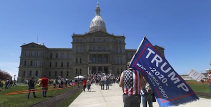 Protesta de los peluqueros, alguno con una bandera de Trump, ante el Capitolio Estatal de Lansing (Michigan, EE UU), el 20 de mayo.