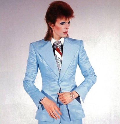 Hubo un tiempo en el que el hecho de que un hombre se maquillara era intolerable, salvo que fuera un payaso o un mimo. David Bowie rompió esta ley no escrita, convirtiéndose en buque insignia en los 70 del 'glam rock', una tendencia estética y musical que ponía patas arriba la masculinidad tradicional. Aunque en encarnaciones anteriores ya había hecho sus pinitos todo el potencial andrógino de Bowie se desencadenó en el vídeo de la canción 'Life on Mars?' (1972). Ahí aparece con un femenino mullet naranja, los ojos pintados, dos kilos de Rimmel, labios rojos, traje de satén turquesa y zapatones de plataforma.
No es raro que muchos espectadores tuvieran serias dudas sobre si aquel individuo era hombre, mujer, hermafrodita o vaya usted a saber. De esta escandalosa manera, Bowie no solo puso en evidencia su bisexualidad, sino que rompió de un plumazo las barreras entre los sexos. Por fin, los hombres podían ser mujeres sin dejar de ser hombres. Y viceversa. En España, por avatares del franquismo, esta androginia no llegaría hasta bien entrada la Transición, de la mano de artistas como Miguel Bosé o Fabio McNamara. Hoy, la mayoría de las marcas especializadas en maquillaje han lanzado líneas para hombre, aunque, por regla general, lo que busca el hombre que se maquilla es un efecto uniforme y natural, no parecer un adefesio.