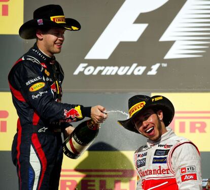 Sebastian Vettel celebra la victoria con Lewis Hamilton.