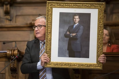 Josep Bou con el retrato de Felipe VI durante un pleno del Ayuntamiento de Barcelona.