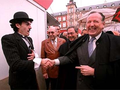 Álvarez del Manzano, con un imitador de Charlot en la Plaza Mayor