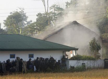 La Policía de Indonesia cerca la casa donde se refugian los presuntos terroristas, en el distrito de Temnaggung, en el centro de Java