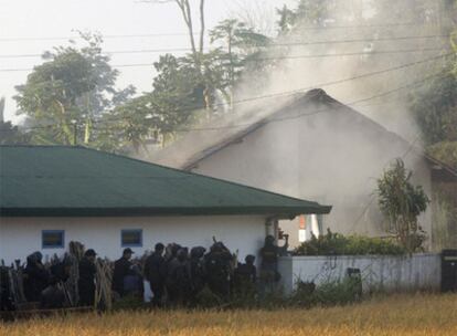 La Policía de Indonesia cerca la casa donde se refugian los presuntos terroristas, en el distrito de Temnaggung, en el centro de Java