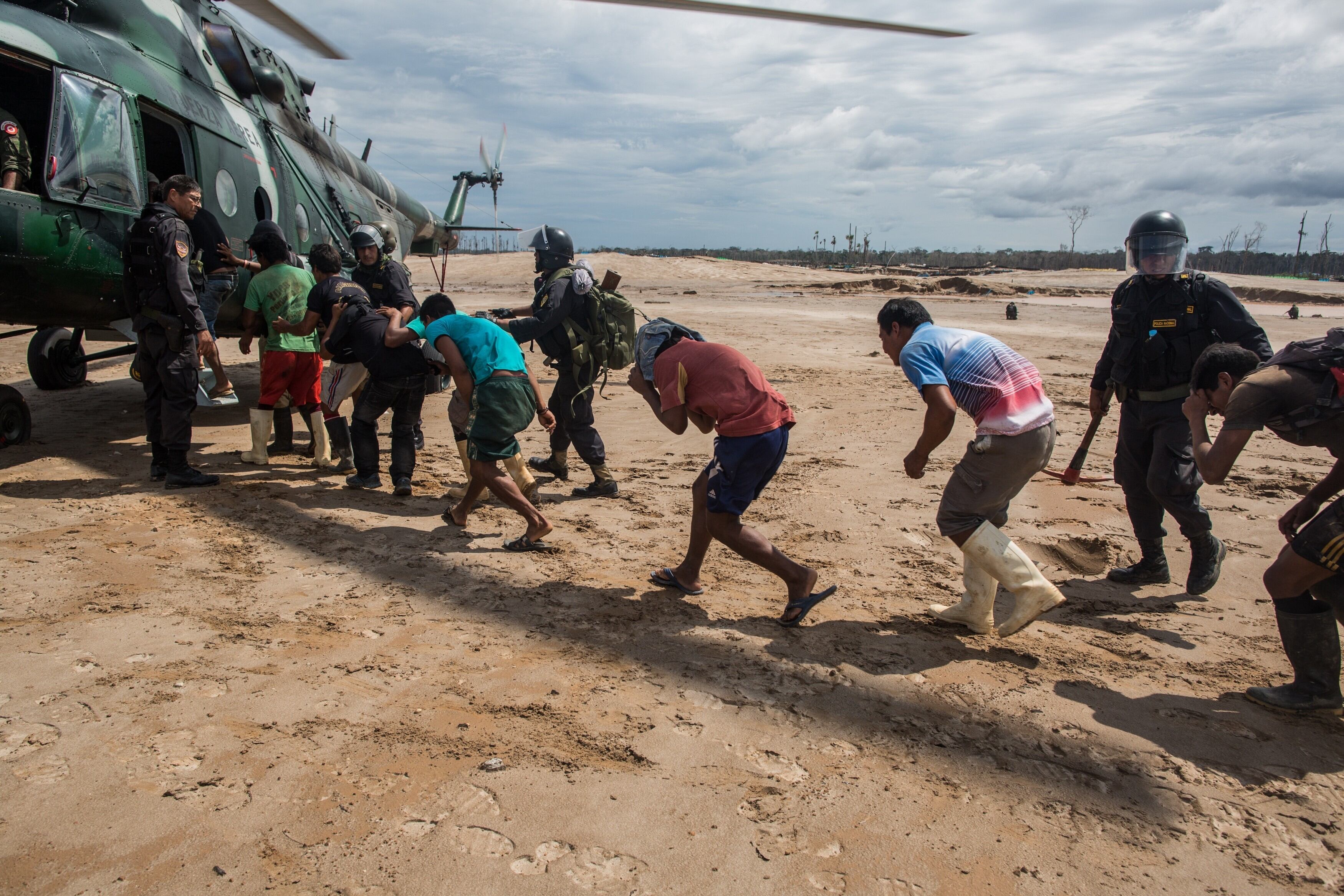 Mineros detenidos por la policía son evacuados de la mina ilegal, en Madre de Dios (Perú), en julio de 2015.