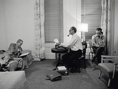 Robert Whitehead, Arthur Miller y Elia Kazan en la habitación 614 del Chelsea Hotel, trabajando en la obra 'Después de la caída'