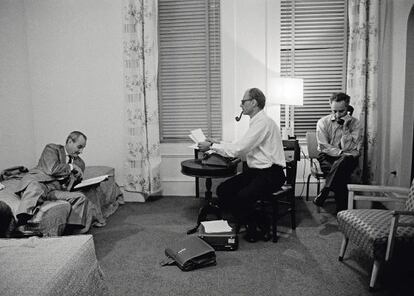 Robert Whitehead, Arthur Miller y Elia Kazan en la habitación 614 del Chelsea Hotel, trabajando en la obra 'Después de la caída'