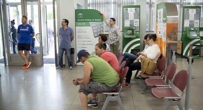 Varias personas esperan su turno en la oficina de empleo de la localidad de Dos Hermanas, en Sevilla.