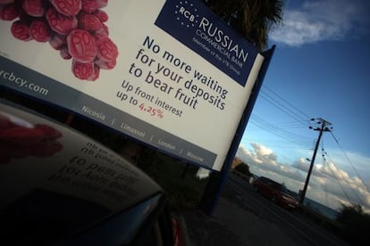 Cartel de un banco ruso en Chipre que ofrece depósitos de alta remuneración, en noviembre de 2012.