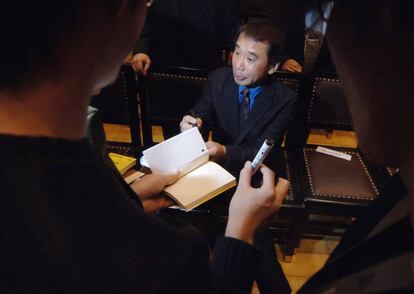 Haruki Murakami firma aut&oacute;grafos tras recibir el premio Franz Kafka en Praga.