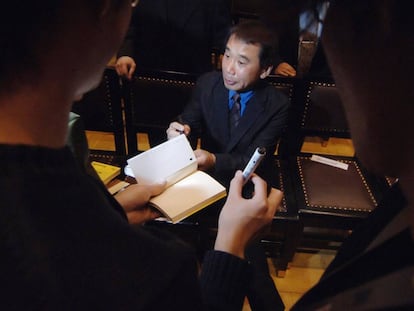Haruki Murakami firma aut&oacute;grafos tras recibir el premio Franz Kafka en Praga.