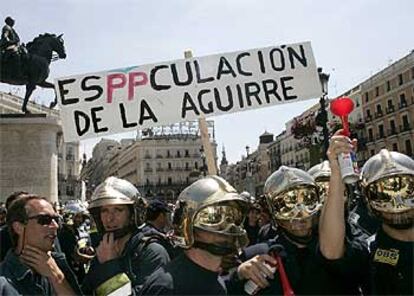 Algunos de los bomberos que participaron en la manifestación de la Puerta del Sol.