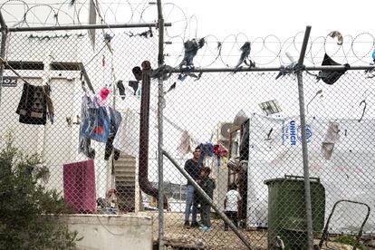 Los refugiados que llegan al campo no saben cuánto tiempo estarán allí. Depende de su procedencia y del proceso burocrático que atraviese cada caso, que a veces se prolonga durante años. En la imagen, varios refugiados dentro de la zona segura del campo.