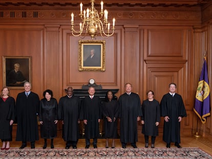 Foto de familia del Tribunal Supremo tras la ceremonia de investidura de la nueva jueza Ketanji Brown Jackson, el pasado viernes 30 de septiembre. De izquierda a derecha, Amy Coney Barrett, Neil Gorsuch, Sonia Sotomayor, Clarence Thomas, John Roberts (presidente), Ketanji Brown Jackson, Samuel Alito, Jr., Elena Kagan, y Brett Kavanaugh.