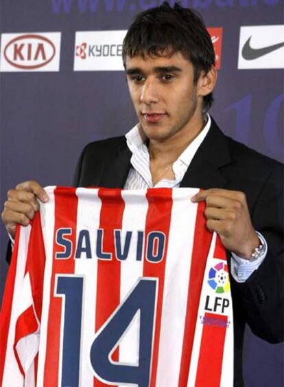 Salvio, posando con la camiseta del Atlético de Madrid.