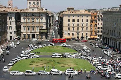 Los taxistas han bloqueado la plaza de Venecia de Roma para protestas contra la nueva ley que liberalizará el sector.