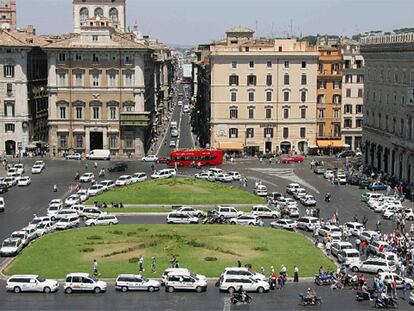 Los taxistas han bloqueado la plaza de Venecia de Roma para protestas contra la nueva ley que liberalizará el sector.