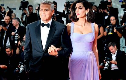 George y Amal Clooney en el estreno de 'Suburbicon', en el Festival de Venecia.