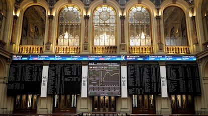 Varios paneles del Ibex 35 en el Palacio de la Bolsa