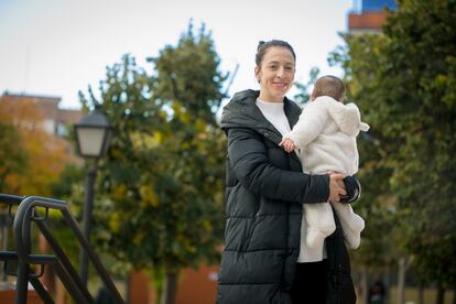 Miriam Valdés y su hijo, inmunizado contra la bronquiolitis, fotografiados este viernes en Madrid.